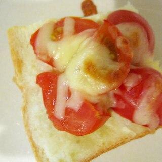 トマトとクリームチーズのわさびトースト